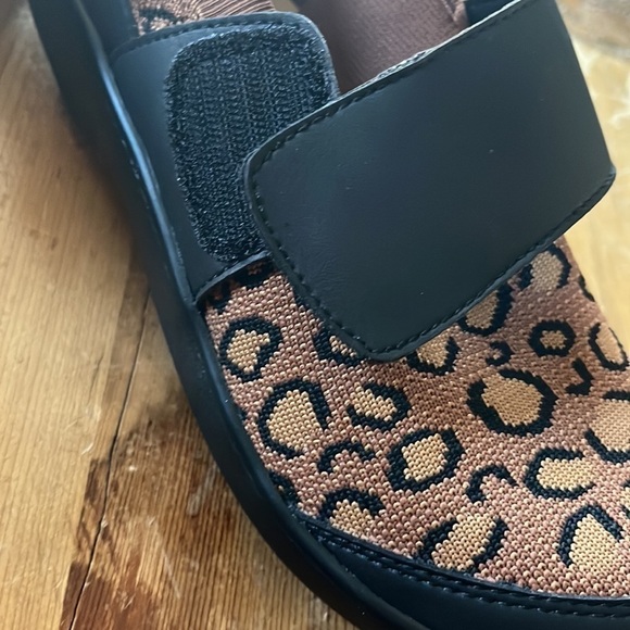NEW Traq by Alegria Qwik Sneaker Slip on Walking Shoe Leopard 38 EUR 8-8.5 US - Picture 10 of 11